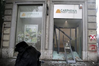 El objetivo del tramo violento de los manifestantes han sido los bancos, entre otros.