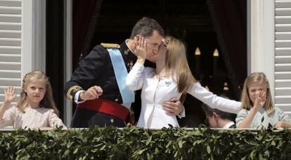 Felipe VI y Letizia, junto a sus hijas, Leonor, princesa de Asturias, y la infanta Sofía, en el balcón del Palacio Real, el día de su proclamación, en junio de 2014.