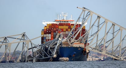 El carguero Dali tras el choque contra el puente Francis Scott Key, este martes en Baltimore.