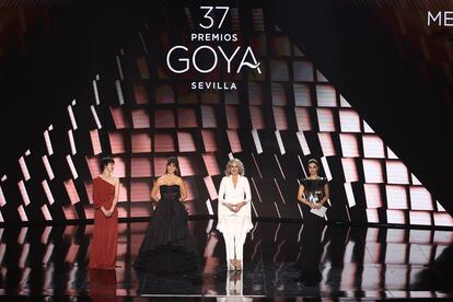 De izquierda a derecha, las actrices de 'Belle Époque' Ariadna Gil, Penélope Cruz, Míriam Díaz-Aroca y Maribel Verdú entregaban el Goya a mejor película en la 37ª edición de los premios, celebrada en Sevilla en febrero.