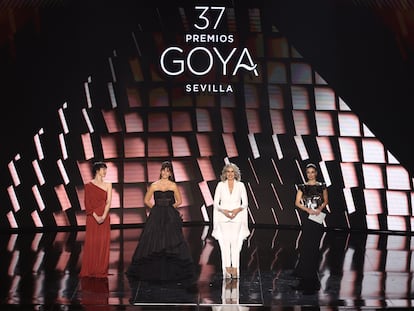 De izquierda a derecha, las actrices de 'Belle Époque', Penélope Cruz, Maribel Verdú, Miriam Díaz-Aroca y Ariadna Gil, entregan el Goya a mejor película en la 37ª edición de los premios Goya de este sábado.