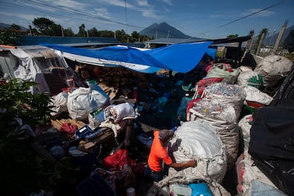 Trabajadores acomodan costales con material reciclado en el Centro de Acopio de Reciclaje de Panajachel, Guatemala.