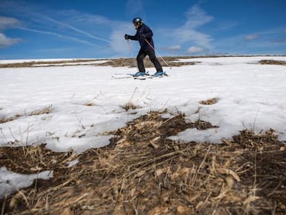 Las medidas de restricción del agua en California llegan tras comprobar que las reservas de nieve son prácticamente nulas. El deshielo durante el verano de la nieve acumulada en el invierno provee un 30% del agua que consume el estado. En la imagen, una estación de esquí del lago Tahoe.