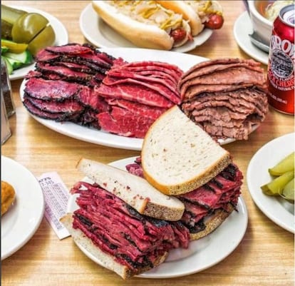 <strong>Dónde.</strong> <a href="https://www.katzsdelicatessen.com/" target="_blank">Katz’s</a> (Nueva York).
<strong>Precio.</strong> 20 euros.
Aunque de origen rumano, el pastrami (chacina de vaca, especiada y ahumada) se popularizó en Nueva York. La neoyorquina ‘deli’ judía Katz’s sirve este sándwich desde 1888. Mostaza, pepinillo y lonchas de pastrami. Pesa 492 gramos.