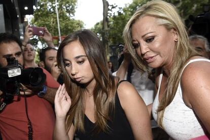 Andrea Janeiro, junto a su madre Belén Esteban, el pasado julio en la fiesta de su 18 cumpleaños.