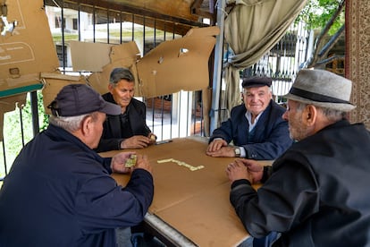 Albaneses juegan al dominó en las afueras de Tirana.