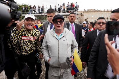 Rodrigo Londono 'Timochenko', antiguo comandante de las FARC, se ha unido a la manifestación en apoyo al Gobierno, en Bogotá.