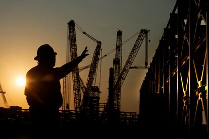 Un trabajador señala las grúas de construcción en la refinería Dos Bocas, en Paraíso (Tabasco), en junio de 2023.