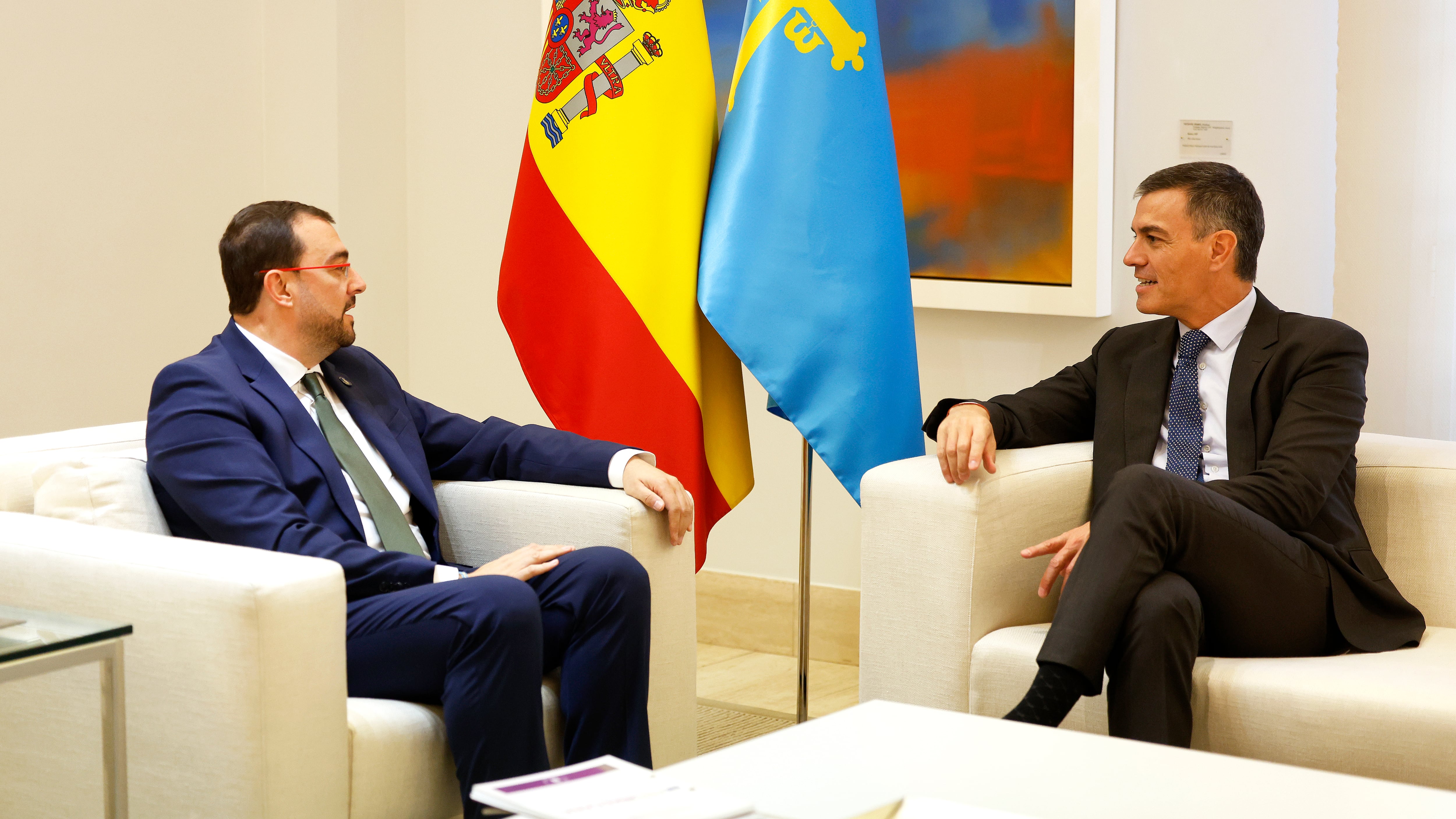 El presidente del Gobierno, Pedro Sánchez, recibe en la Moncloa al presidente de Asturias, Adrián Barbón.