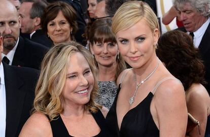 Charlize Theron con su madre Gerda Maritz durante la ceremonia de los Oscars en 2014.