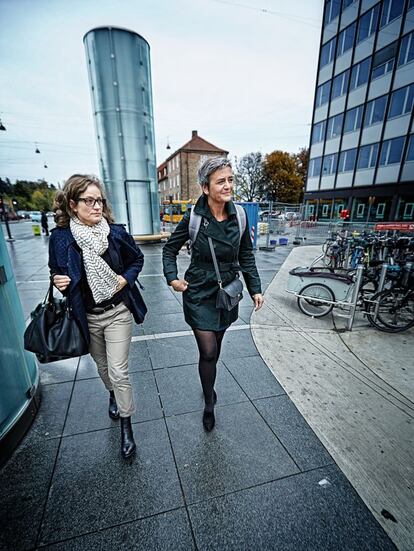 Vestager, junto a su asesora de comunicación, de camino a una charla con empresarios de la construcción.
