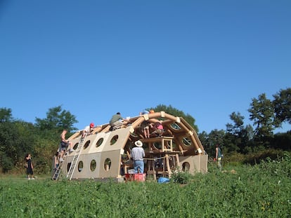 The Paper Pavilion, construcción hecha con madera y tubos de papel reciclado.