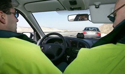 Dos agentes de la Guardia Civil dentro de un coche camuflado.