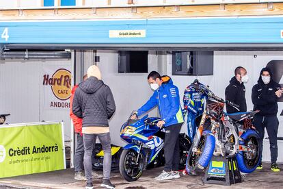 Rins prepara su Suzuki GSX de 150cc en el circuito andorrano.