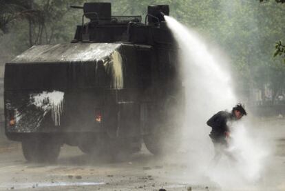 La policía usa un cañón de agua para dispersar a los manifestantes, el pasado 6 de octubre en Santiago.