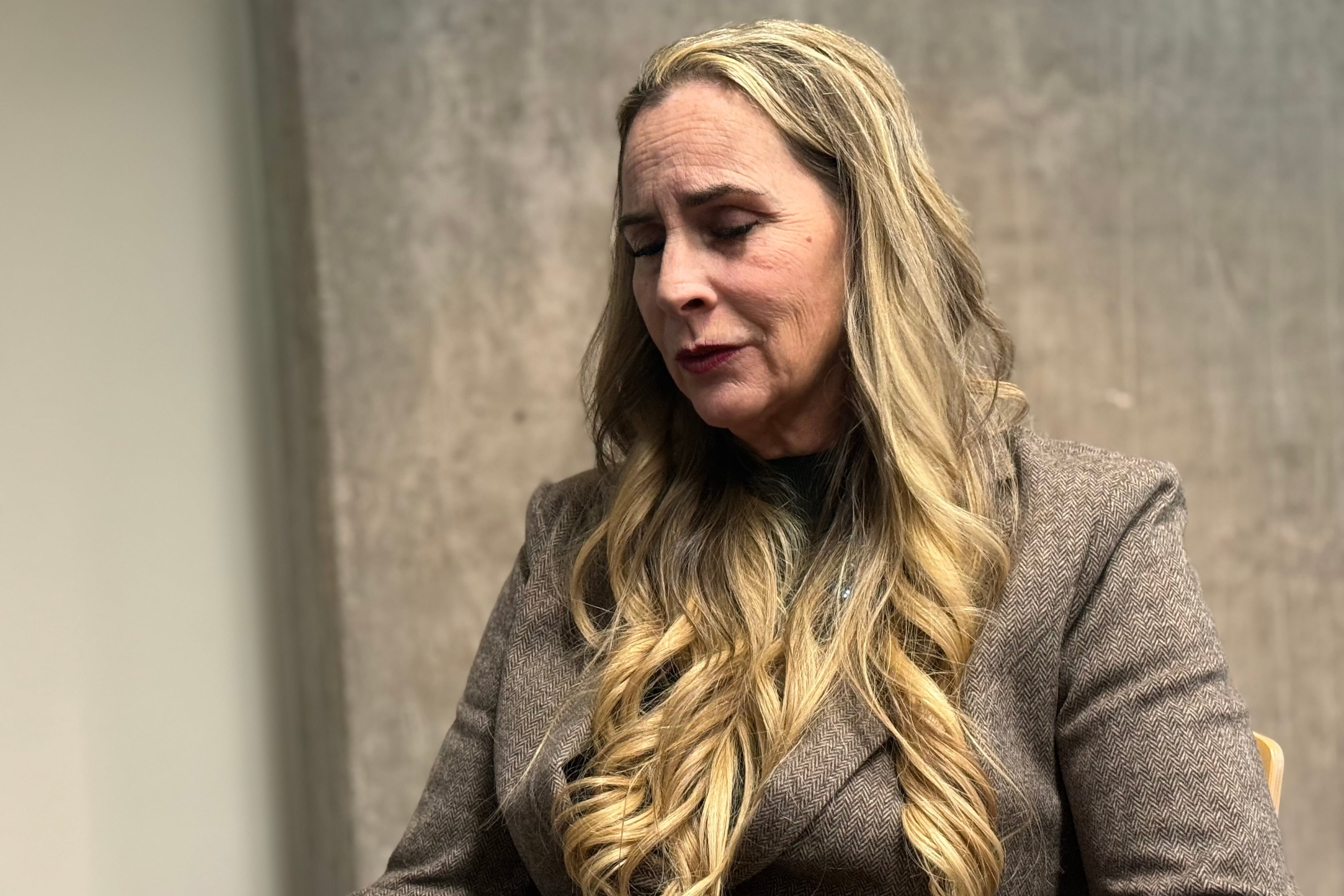 Una candidata al Congreso por Arizona denuncia que fue violada mientras arreglaba carteles electorales