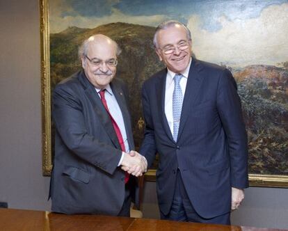 El consejero de economía, Andreu Mas-Colell (i), y el presidente de La Caixa, Isidre Fainé.