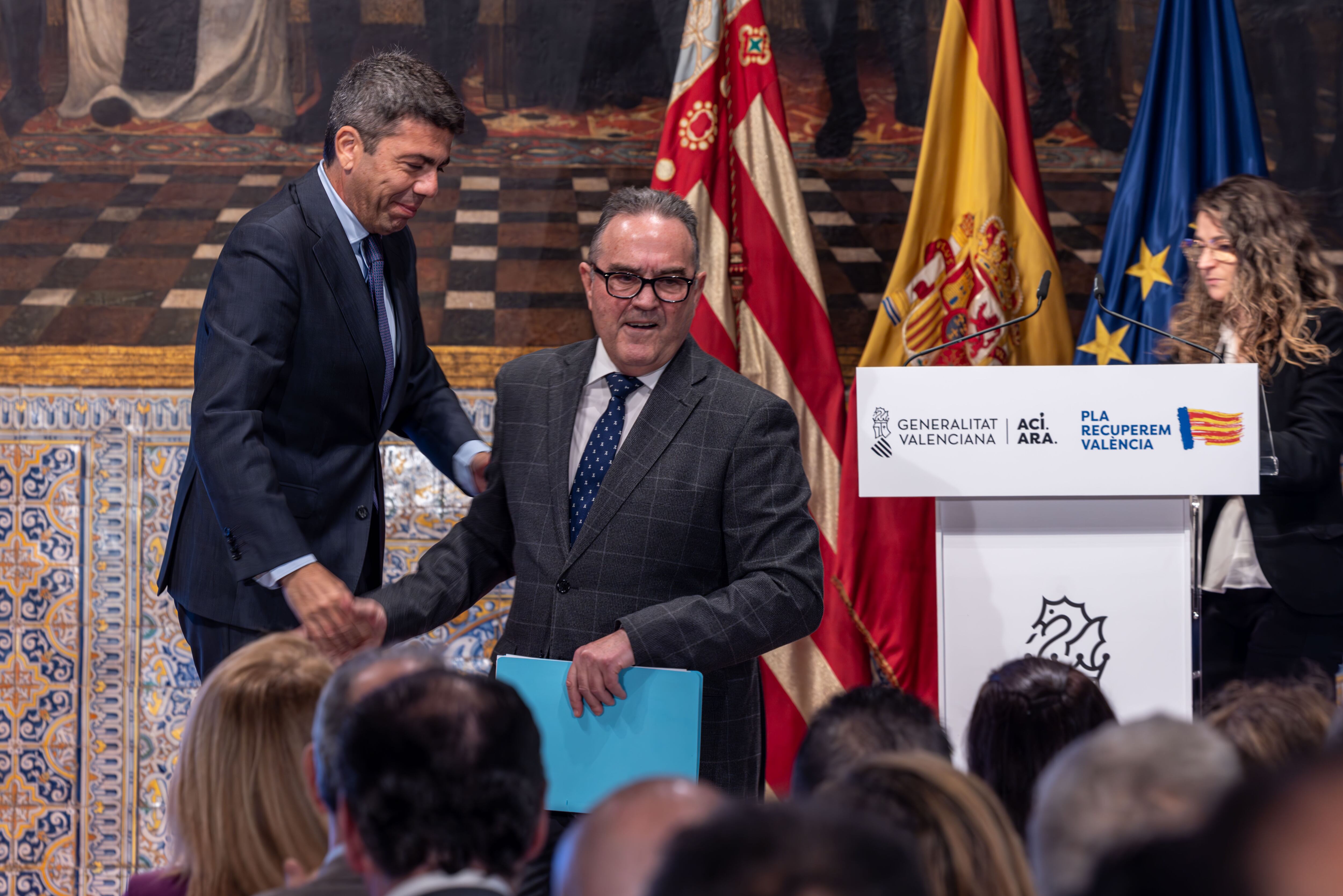 El vicepresidente segundo y consejero para la Recuperación Económica y Social de la Comunitat Valenciana, Francisco José Gan Pampols, junto al presidente de la Generalitat, Carlos Mazón, durante el acto de presentación del Informe de Diagnóstico del Plan de Recuperación Económica y Social de la Comunitat Valenciana, de este viernes, en el Palau de la Generalitat