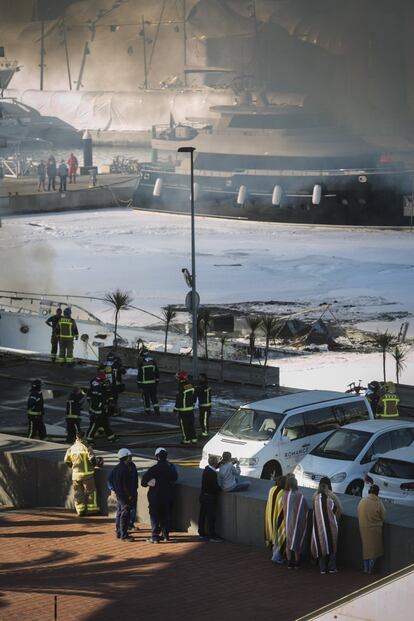 Incendi al Port Fòrum de Sant Adrià de Besòs, ha afectat quatre vaixells. 