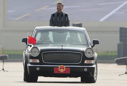 El presidente chino, Xi Jinping, inspecciona las tropas que desfilan este miércoles en Pekín. 