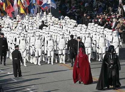 El productor George Lucas y 200 seguidores de Star Wars, caracterizados como los pincipales personajes de la famosa saga, han protagonizado en Pasadena, California, el popular Desfile de las Rosas. Este año se celebra el trigésimo aniversario del estreno de las aventuras ocurridas "hace mucho tiempo, en una galaxia muy, muy lejana".