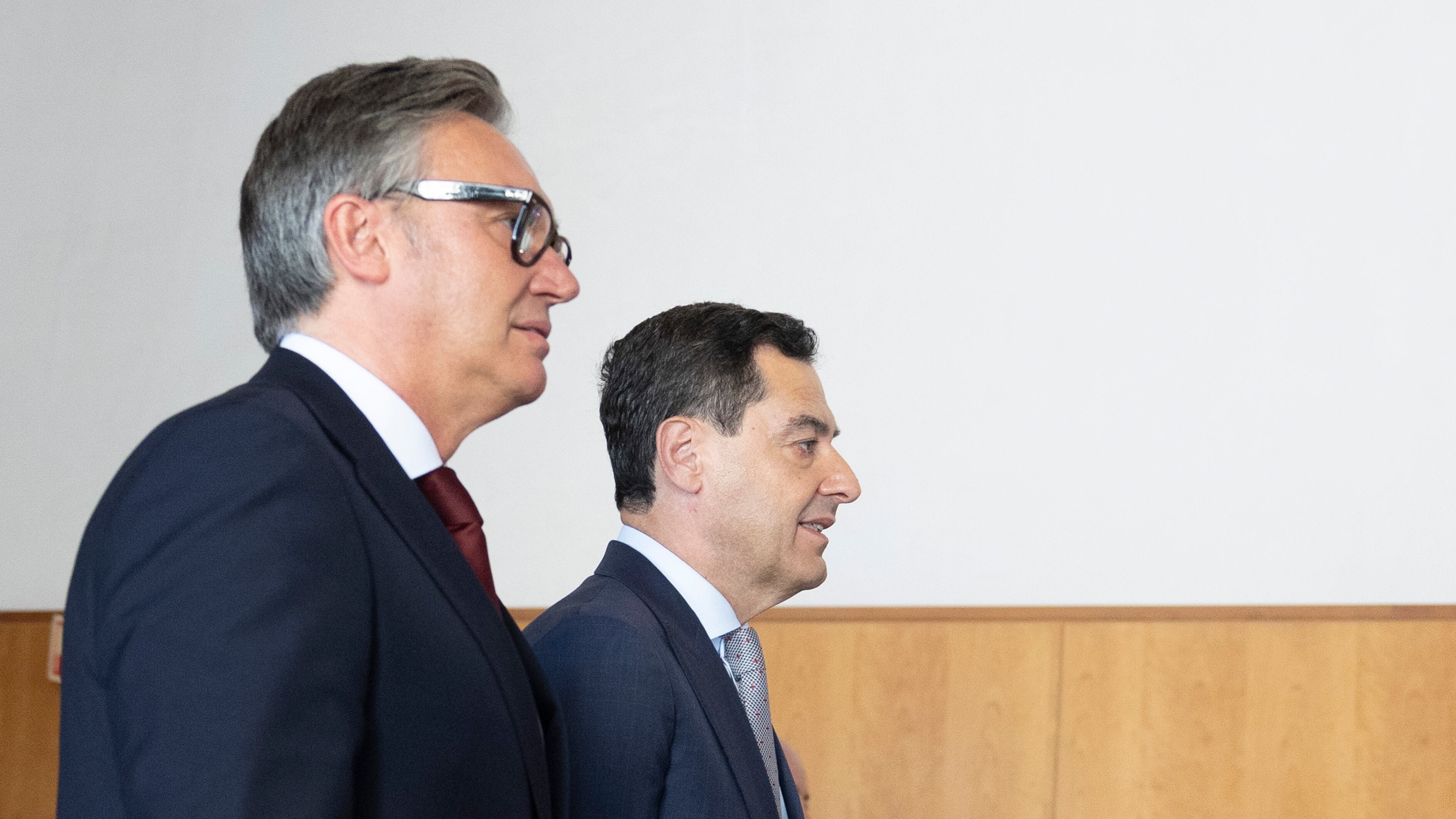 Moreno asume un pacto con Vox más a la derecha que los demás barones del PP