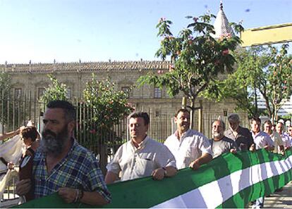 Alcaldes y ediles de IU, ayer, a la salida de su encierro en el Parlamento andaluz.