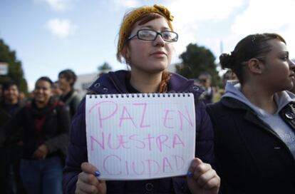 Un grupo de jóvenes de Ciudad Juarez recibe con pancartas de protesta al presidente mexicano, Felipe Calderón