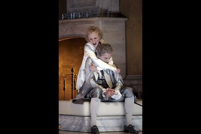 Ensayo general de "Così fan tutte" de Wolfang Amadeus Mozart en el Teatro Real. En la fotografía, Kerstin Avemo, en el papel de Despina y William Shimell como don Álvaro