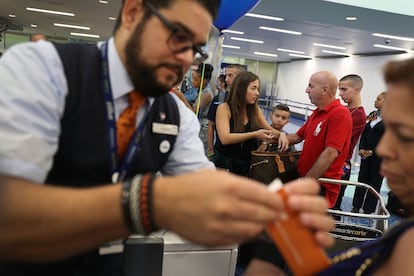 Personal de check-in realiza el embarque del equipaje de los viajeros del vuelo 387 de jetBlue entre Estados Unidos y Cuba.