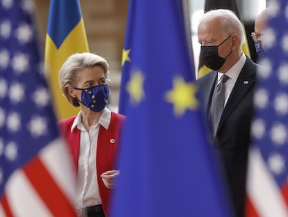 La presidenta de la Comisión Europea, Ursula von der Leyen, y el presidente de EE UU, Joe Biden, en junio de 2021 en Bruselas.