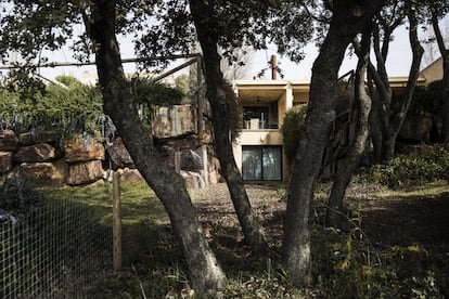 Parte trasera de una de las viviendas del complejo. Cuentan con unos 270 metros construidos, cinco dormitorios y cinco baños, en parcelas de 800 con vistas al pantano.