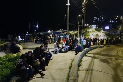 La gente de Valparaíso espera en las calles tras el seísmo.