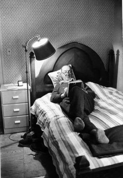 Vladímir Nabokov escribe tumbado en la cama en 1958. 