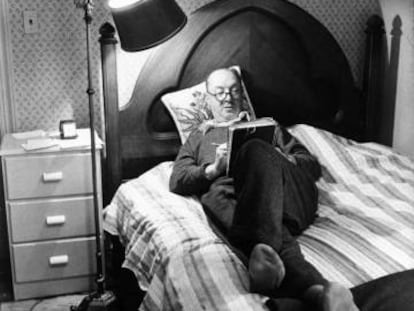 Vladímir Nabokov escribe tumbado en la cama en 1958. 