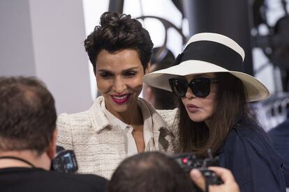 La actriz frances Isabelle Adjani posa con Farida Khelfa,  musa de Schiaparelli ante del desfile de la firma.