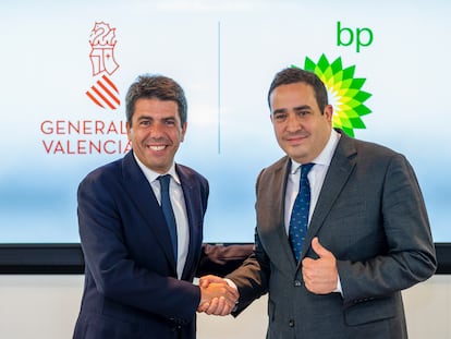 El presidente de la Generalitat, Carlos Mazón, estrecha la mano del presidente de BP España, Andrés Guevara (d), este lunes en Castellón.