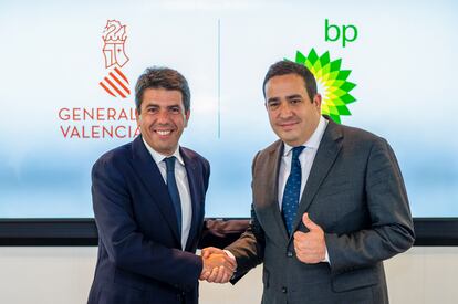 El presidente de la Generalitat, Carlos Mazón, estrecha la mano del presidente de BP España, Andrés Guevara (d), este lunes en Castellón.