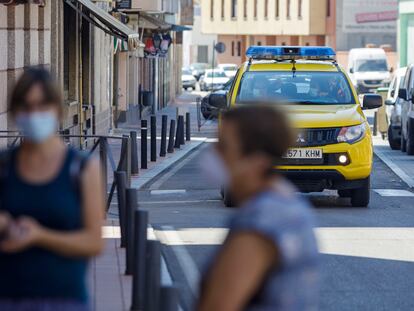 Una patrulla de Protección Civil circula por Íscar tras quedar este pueblo, junto a Pedrajas de San Esteban, ambos en Valladolid, confinados por un rebrote.