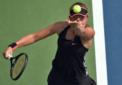 Jelena Ostapenko se lnaza la pelota para servir en su partido de segunda ronda contra Sara Errani.