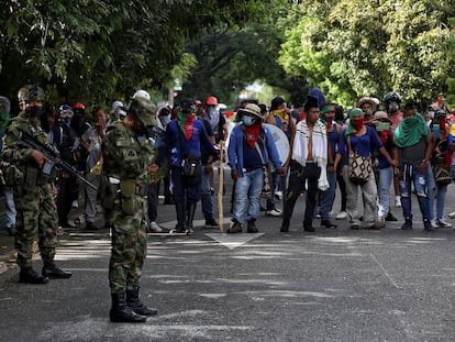 Soldados colombianos diante de uma manifestação de grupos indígenas, em Cali.