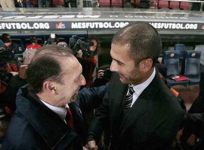 Quini y Guardiola se saludan antes del partido.