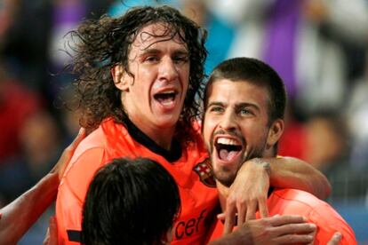 Puyol y Piqué, durante un partido.