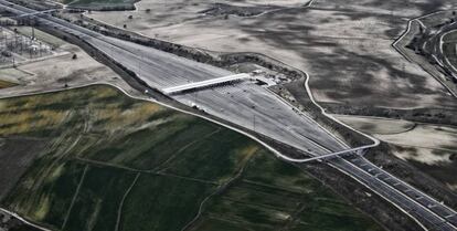 Vista a&eacute;rea del peaje de la R-3, Madrid, con apenas tr&aacute;fico 