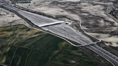 Vista a&eacute;rea del peaje de la R-3, Madrid, con apenas tr&aacute;fico 