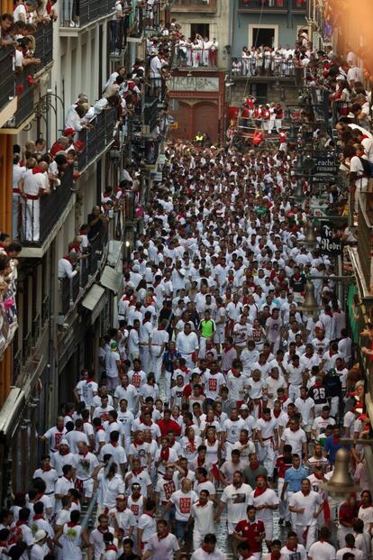 Participantes en el primer encierro de los sanfermines de 2016.