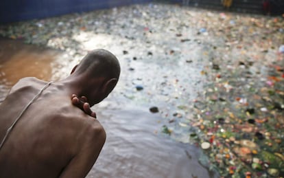 Un hombre se baña en el estanque del santuario de Matatirtha a las afueras de Katmandú, Nepal.