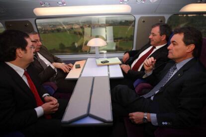 El Ministro de Fomento, José Blanco, acompañado por el presidente de la Generalitat, Artur Mas, y el secretario de Transportes de Francia, Thierry Mariani, en el viaje con tren de alta velocidad entre Figueres y Perpiñán.