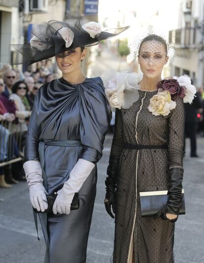 Vicky Martín Berrocal, con su hermana.