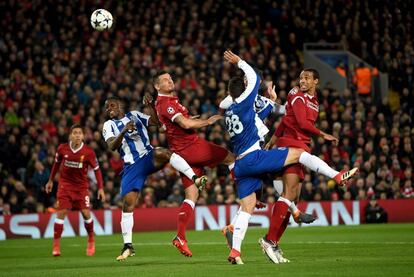 Lovren despeja el bal&oacute;n de cabeza.